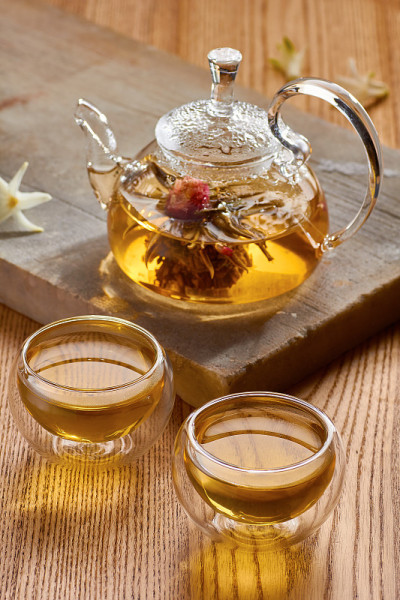 玻璃茶壶和两杯绿茶