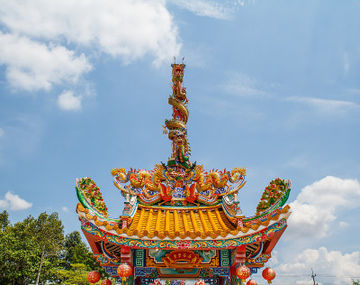 龙在天空中雕像两座塔。