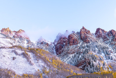 栗色铃铛日出在阿斯彭，科罗拉多红麋鹿山与岩石山和雪在深秋与冬季雾云覆盖
