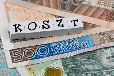 “Koszt”一词被翻译成“成本”和许多波兰钞票。