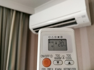 遥控器指向空调