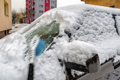 清理车上的积雪
