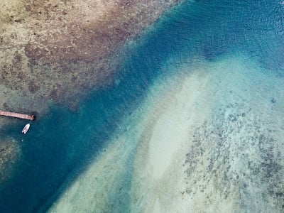 库克群岛拉罗汤加碧水的穆里泻湖鸟瞰图