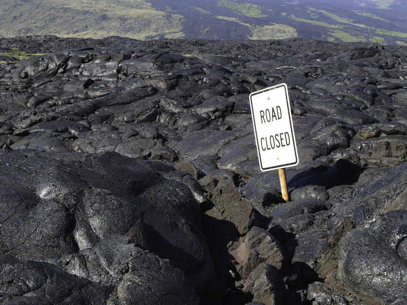 夏威夷火山喷发导致道路关闭