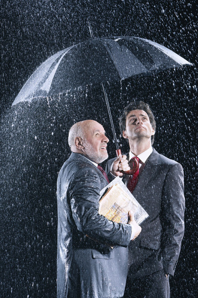 在伞下看雨的商人
