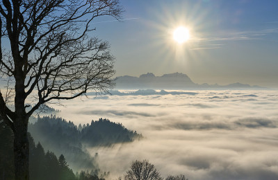 雪山景观与雾海山谷