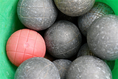 Pétanque桶里的球。