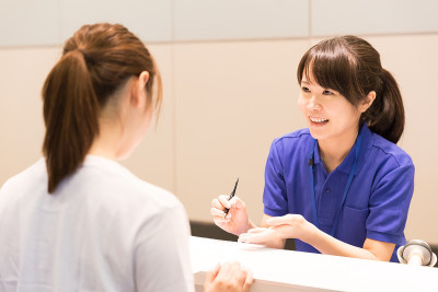 迷人的亚洲女性在体育馆里锻炼