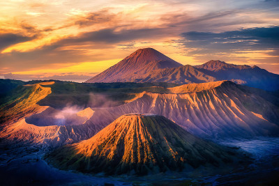 在印度尼西亚东爪哇的Bromo Tengger Semeru国家公园，日出时彩色天空背景下的Brom