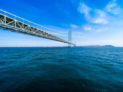 蓝天和明石海峡大桥