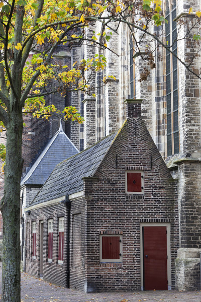 位于多德雷赫特的de Grote Kerk教堂的外屋，带有红色百叶窗