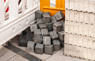 建筑工地上的一小堆花岗石