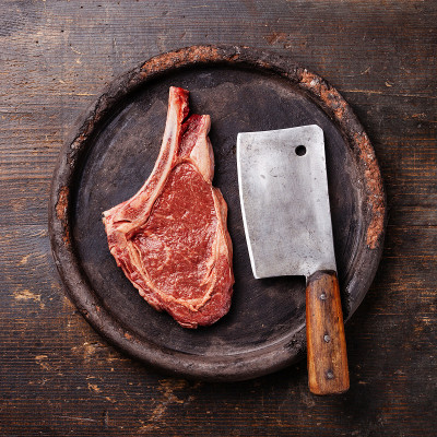 生肉和切肉刀