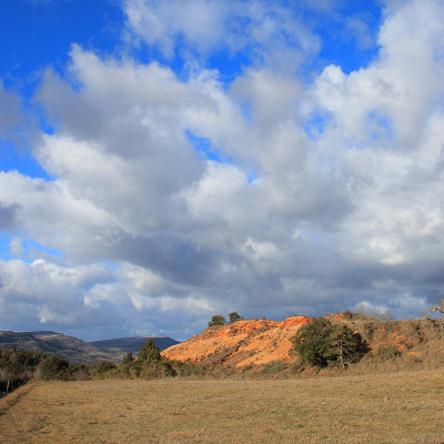 红赭石土地或赭石土地在Corbières，法国