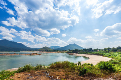泰国罗伊省清汗坎胡德库急流的老挝山景。