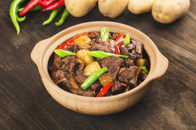 砂锅土豆炖鸭