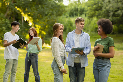 大学生们放学后在校园户外休息，聊天、微笑