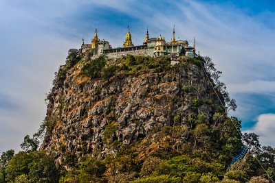 宝帕山附近的台座山，山顶有一座佛教寺院