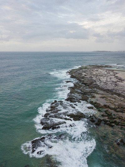 多岩石的海岸线
