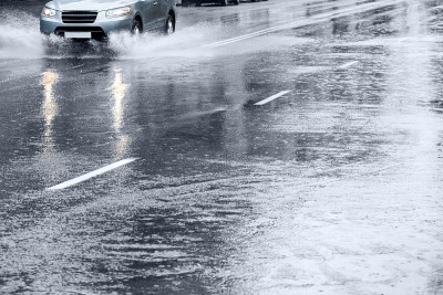 在雨中开车