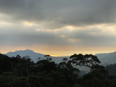日出时云和山的颜色