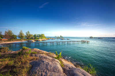 在Berhala岛kepulauan Riau的全景海滩和岩层照片