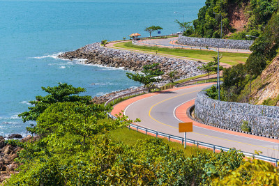 路傍海，山傍蓝天