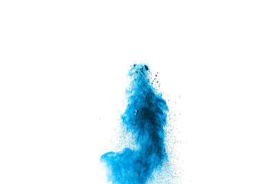 抽象的蓝色尘埃爆炸在白色背景。抽象的蓝色粉末飞溅在白色背景上。蓝色粉末飞溅冻结运动。