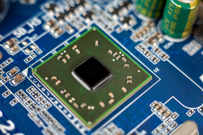 具有许多电子元件的计算机中的芯片，CPU, GPU，电子设备中的微芯片，多核多线程处理器晶体