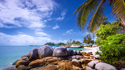 在Berhala岛kepulauan Riau的全景海滩和岩层照片