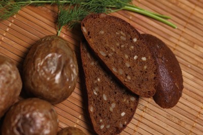 烤箱里烤的土豆，外皮金黄