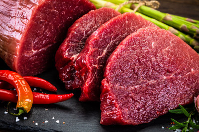 切板上的新鲜生牛肉