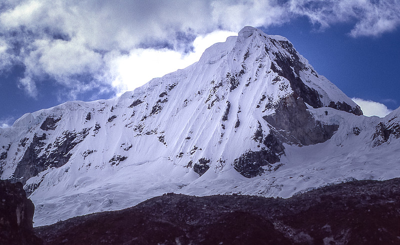 积雪覆盖的Huascaran峰。