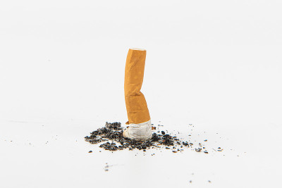白色背景上压碎的烟头