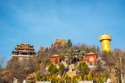美丽的西藏风格的金色寺庙在蓝天天香格里拉镇，中国云南