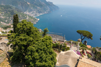 从Villa Rufolo, Ravello, Campania, Italy俯瞰萨莱诺湾