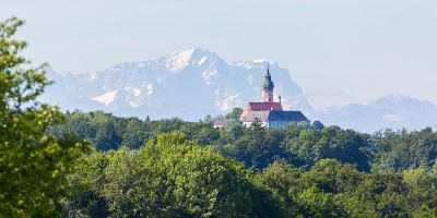 全景图andech修道院和Zugspitze山