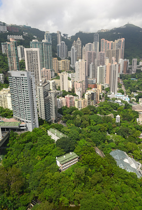 拥挤的香港摩天大楼挤得水泄不通