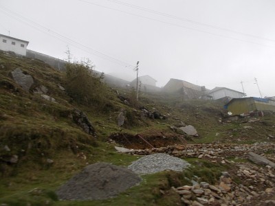 锡金的甘托克山。山和路被雾、雪和云所覆盖。