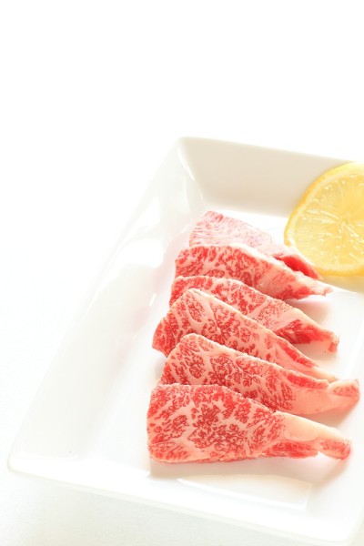 新鲜日本大理石牛肉配柠檬