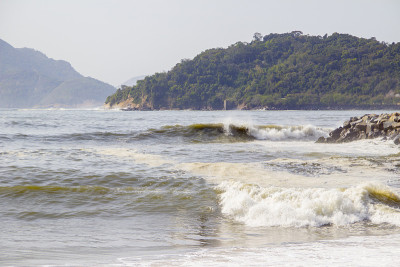 在弗拉门戈海滩挥手