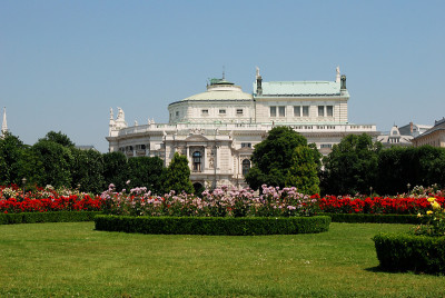 从维也纳人民公园看到的Burgtheater