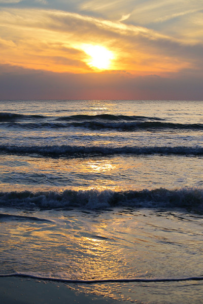 泰国Prachuap Khiri Khan省的日出海滩背景。