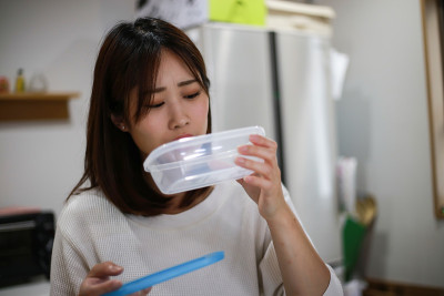 一个被储物箱气味折磨的女人