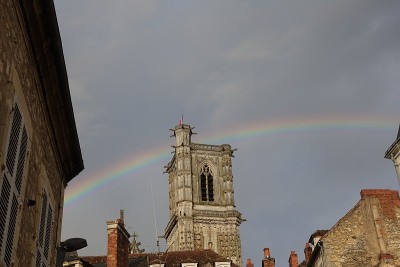 克莱西Nièvre Bourgogne-Franche-Comté镇上空的彩虹