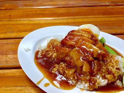 红酱香脆猪肉配米饭