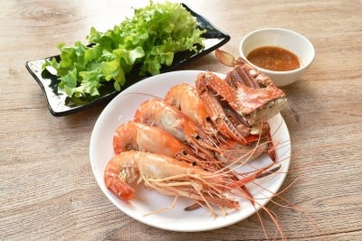 清蒸虾、切花蟹配新鲜蔬菜蘸酸辣酱吃