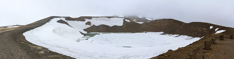 克拉夫拉的陨石坑被冰雪覆盖