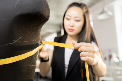 在Atelier工作的女时装设计师
