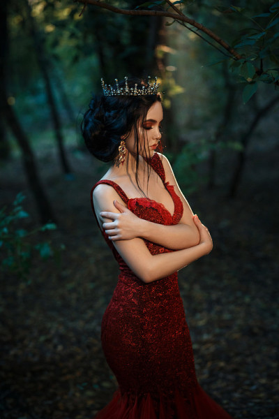 身着华服的年轻女王